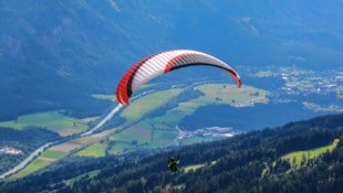 Ein Paragleiter (Symbolbild) kam in Turbulenzen und landete schließlich im Raum Lilienfeld in einem Baum.  (Bild: Wallner Hannes)