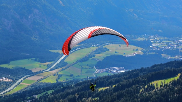 A paraglider (symbolic image) got into turbulence and finally landed in a tree in the Lilienfeld area. (Bild: Wallner Hannes)