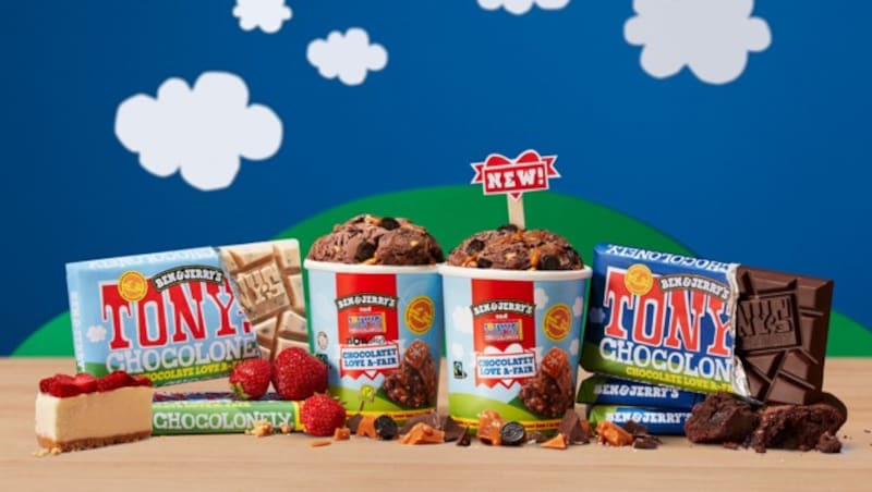 So sieht es aus, wenn man Tafel über Löffel ineinander verliebt ist: Ben & Jerry’s schließt sich der Mission von Tony’s Chocolonely an, um Seite an Seite moderne Sklaverei und illegale Kinderarbeit in der Schokoladenindustrie zu beenden. (Bild: (c) TONY´S CHOCOLONELY; BEN & JERRY´S)