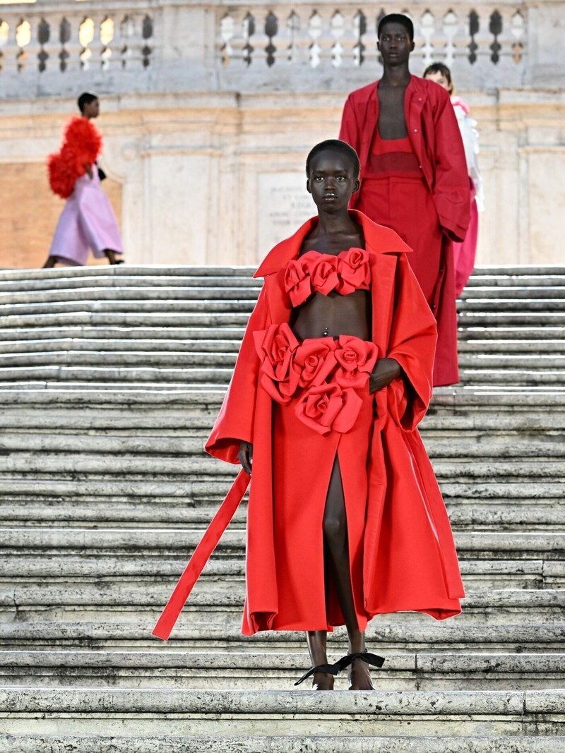 Vanessa Kirbys Outfit bei der Präsentation der Herbst-Winter-Kollektion 2022/23 von Valentino im Juli in Rom (Bild: APA/AFP)