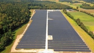 El parque solar de aproximadamente doce hectáreas en Neudau suministrará energía solar a 3.500 hogares este año.  La planta de Frauental será más pequeña y se conectará a la red el próximo año.  (Imagen: Energie Steiermark)