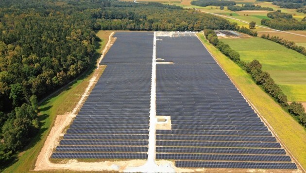 Der rund zwölf Hektar große Solarpark in Neudau wird noch in diesem Jahr 3500 Haushalte mit Sonnenstrom versorgen. Die Anlage in Frauental wird kleiner und geht im nächsten Jahr ans Netz. (Bild: Energie Steiermark)