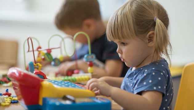 Auch Zweijährige können ab 2024 in den Kindergarten gehen (Bild: Marko Poplasen)