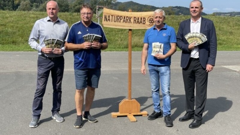 Bürgermeister Reinhard Deutsch, Naturpark-Obmann Franz Kern, Geschäftsführer Karl Kahr und Martin Ochsenhofer vom Südburgenland-Tourismus (v. li.) präsentieren gemeinsam das Programm. (Bild: Schulter Christian)