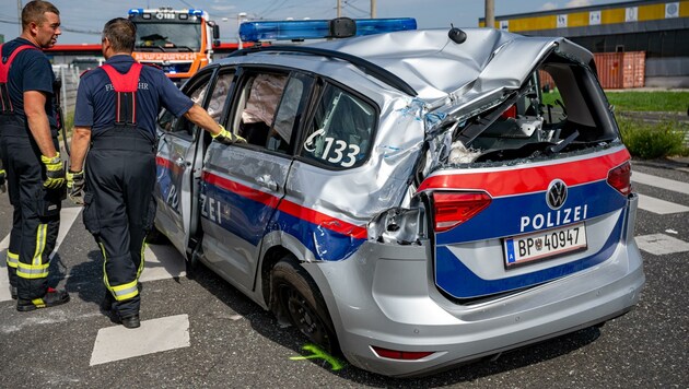 Vier Verletzte, darunter drei Polizisten, forderte der Unfall am Mittwoch. (Bild: Kerschbaummayr Werner)
