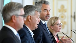 Von links: Finanzminister Magnus Brunner (ÖVP), Vizekanzler Werner Kogler (Grüne), Bundeskanzler Karl Nehammer (ÖVP) und Klimaschutzministerin Leonore Gewessler (Grüne) (Bild: APA/ROLAND SCHLAGER)