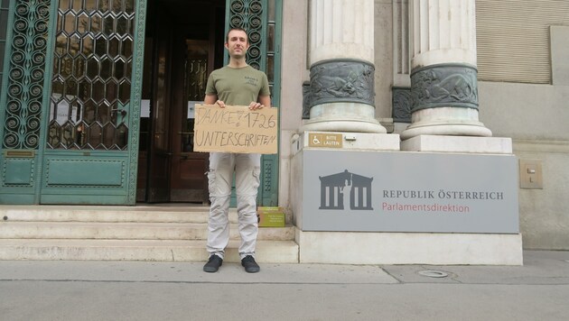 Der Wiener Unteroffizier Roland Faltejsek gab am vergangenen Freitag seine Bürgerinitiative bei der Parlamentsdirektion ab, entfachte damit eine Verpflegungs-Diskussion beim Heer. (Bild: Vegane Gesellschaft Österreich)