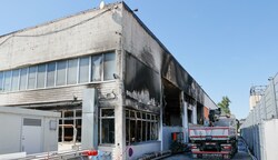 Die durch das Feuer schwer beschädigte Lagerhalle des Schlachthofes (Bild: Tschepp Markus)