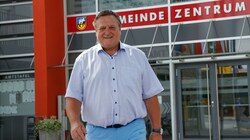 Bürgermeister Fritz Kralik (SPÖ) träumt von einem erweiterten Dorfzentrum in Richtung Bahnhof. Umsetzen wird es sein Nachfolger müssen, denn der Ortschef wird bei der Wahl 2024 nicht mehr für das Amt kandidieren. (Bild: Tschepp Markus)