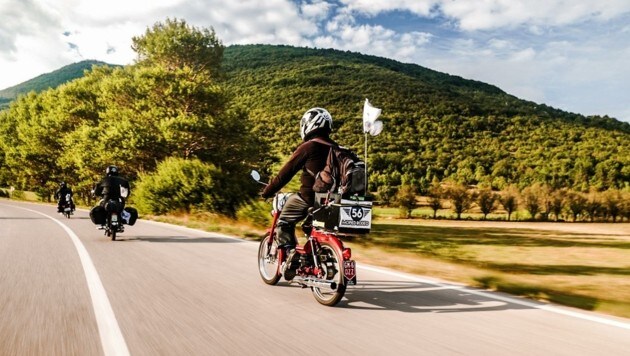 Mit alten Mopeds geht es jedes Jahr durch fünf Länder. Meistens sind es Klassiker der österreichischen Marke Puch. (Bild: zVg)