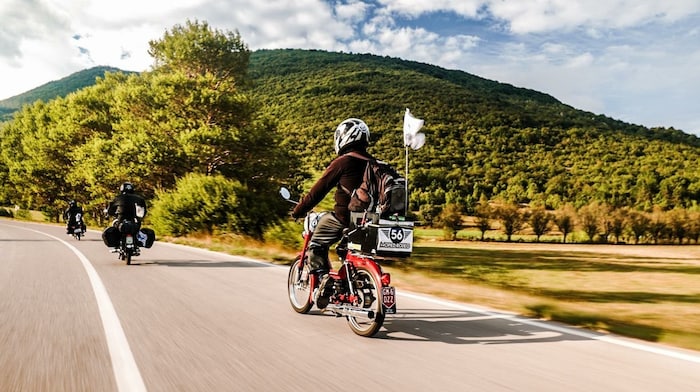 Mit alten Mopeds geht es jedes Jahr durch fünf Länder. Meistens sind es Klassiker der ...