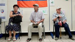 Bewohner der russisch besetzten Stadt Melitopol warten auf Hilfspakete. (Bild: APA/AFP/STRINGER)