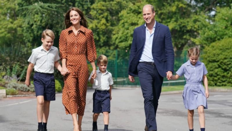 Kate und William brachten George, Louis und Charlotte zum Schnuppertag in die Lambrook School in Windsor. (Bild: AP)