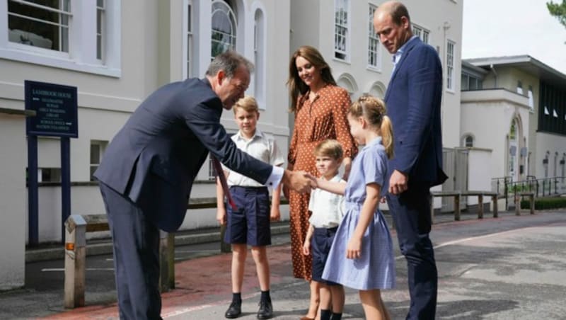 George, Louis und Charlotte wurden bereits am Mittwoch von Jonathan Perry, Direktor der Lambrook School, in ihrer neuen Schule begrüßt. (Bild: AP)