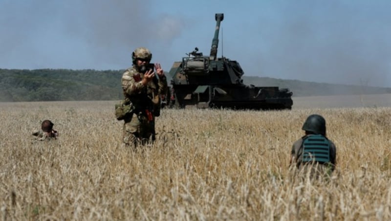 Ukrainische Soldaten feuern eine selbstfahrende Haubitze des Typs AHS Krab in Richtung der russischen Besatzer. (Bild: REUTERS)