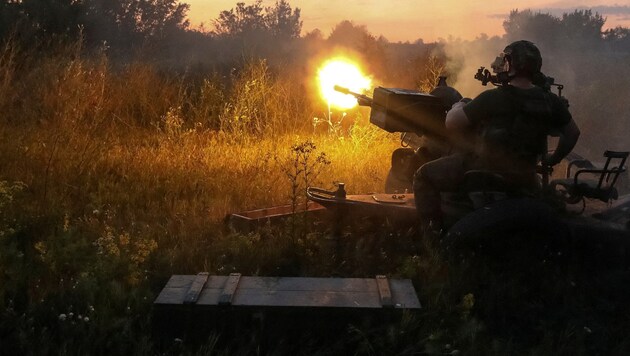 Flugabwehrkanonen als Anti-Infanterie-Waffe: Ein ukrainischer Soldat bedient eine ZU-23-2 im Flachfeuer in der Charkiw-Region. (Bild: REUTERS)
