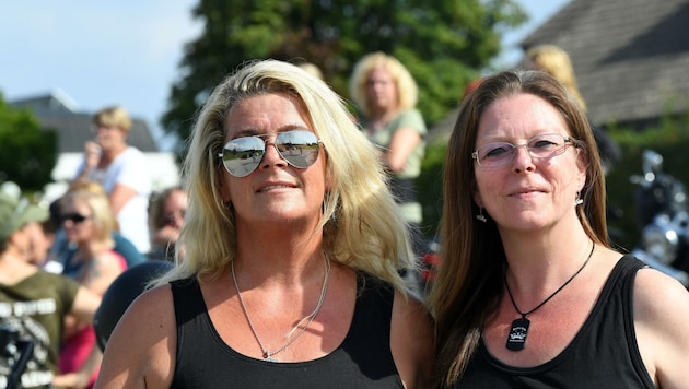 Mehr als 70 Harley-Girls waren bei der Ausfahrt mit ihren Bikes unterwegs. Organisiert hat das Spektakel Melanie Winter (rechts) (Bild: SOBE HERMANN)