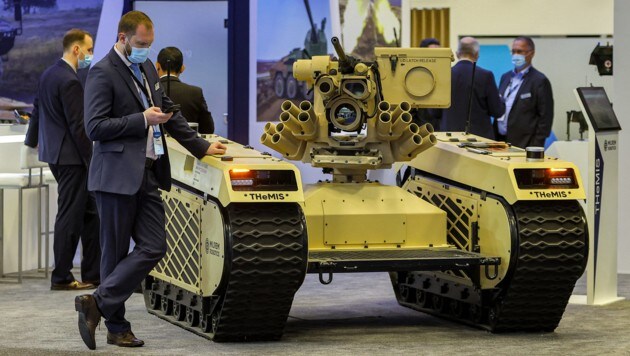 Wie dieses Bild von der Doha International Maritime Defence Exhibition vom März 2022 zeigt, lässt sich der THeMIS auch bewaffnen. (Bild: AFP)
