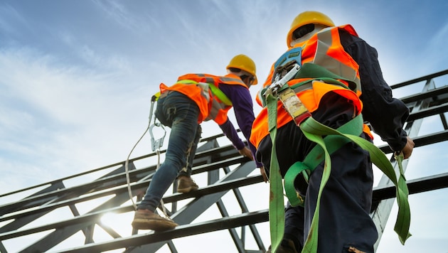 Arbeiter, aber auch Angestellte sind von ungerechtfertigten Kündigungen betroffen, oft schon am ersten Tag eines Krankenstands (Symbolbild). (Bild: stock.adobe.com)