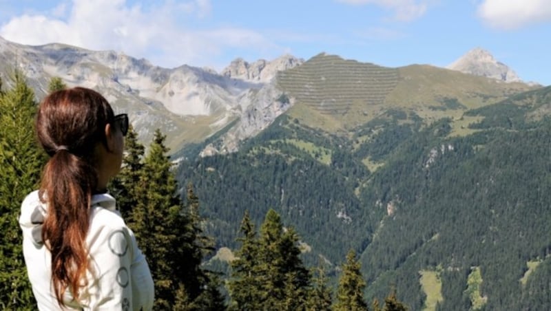 Bei der Hütte erblickt man - ganz rechts im Hintergrund - die Serles, den Altar Tirols. (Bild: Peter Freiberger)