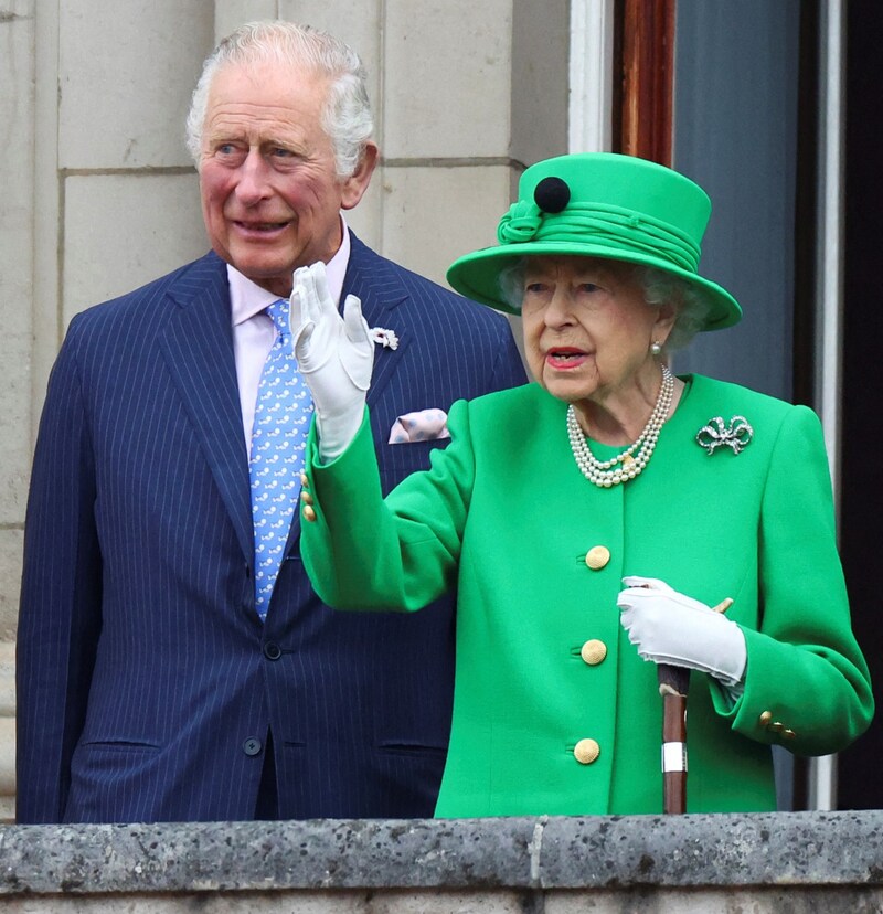 König Charles mit Queen Elizabeth während der Feierlichkeiten zu ihrem 70. Thronjubiläum im letzten Juni (Bild: AFP)