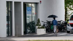 Vier Pflegekräfte sind im Senecura-Heim in Lehen teilweise für 60 Bewohner zuständig. Der Betreiber will zwar Personal aufstocken, es fehlen aber die Bewerbungen. (Bild: Tschepp Markus)