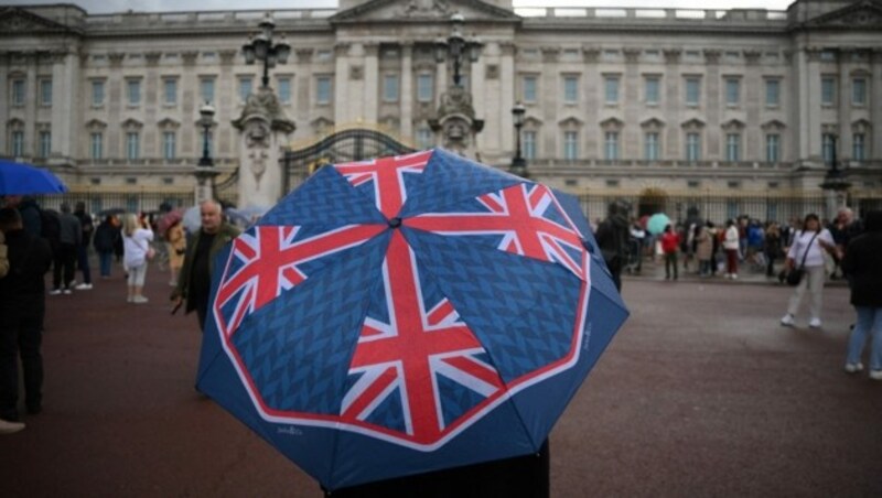 Trotz trübem Tag finden sich vor dem Königshaus in London zahlreiche Menschen zusammen. (Bild: AFP/Daniel LEAL)