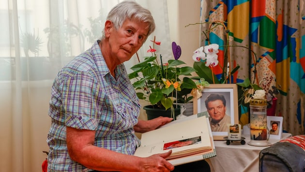 Luisi Weiser mit einem Fotoalbum, das die Erinnerungen an ihren geliebten Mann lebendig halten soll (Bild: Tschepp Markus)