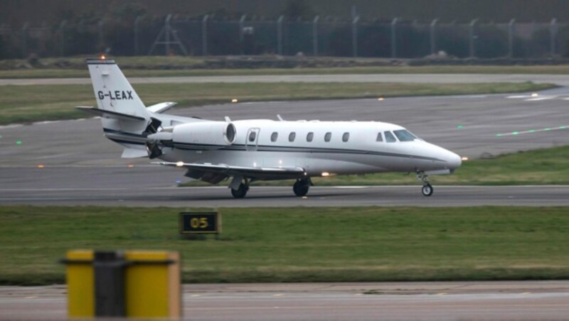 Prinz Harry landete erst nach dem Tod der Queen am Flughafen in Aberdeen. (Bild: AP)