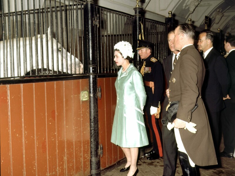 Die Queen besuchte beim Staatsbesuch in Österreich unter anderem die Spanische Hofreitschule. (Bild: Votava / brandstaetter images / picturedesk.com)