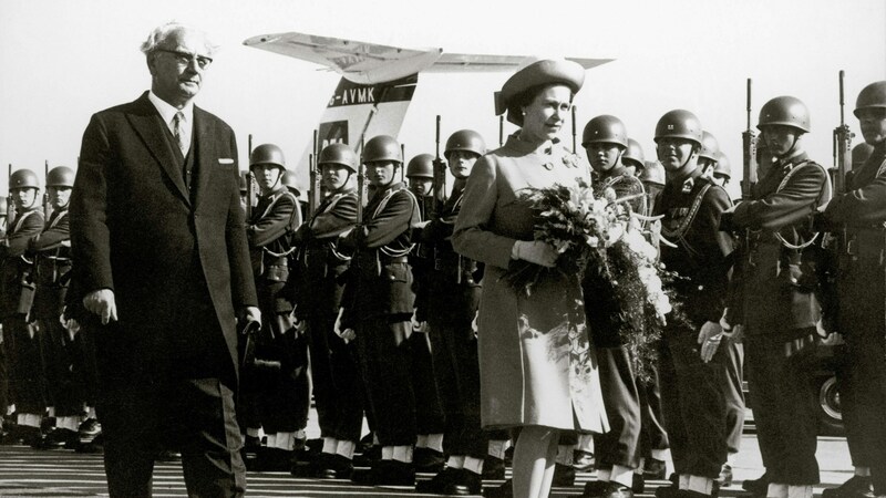 Queen Elizabeth II. wurde bei ihrem Staatsbesuch in Österreich im Mai 1969 vom damaligen Bundespräsident Franz Jonas in Wien begrüßt. (Bild: Nora Schuster / brandstaetter images / picturedesk.com)