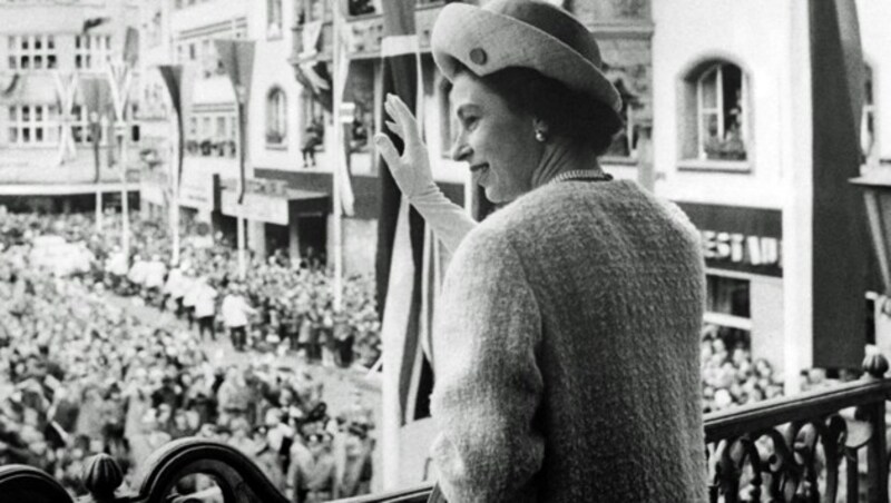 19. Mai 1965, Staatsbesuch in Deutschland: Die Queen winkt in Bonn einer begeisterten Menge zu. (Bild: APA/AFP)