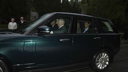 Prinz William, Prinz Andrew und Prinz Edward mit seiner Ehefrau Gräfin Sophie auf dem Weg nach Schloss Balmoral (Bild: PA)