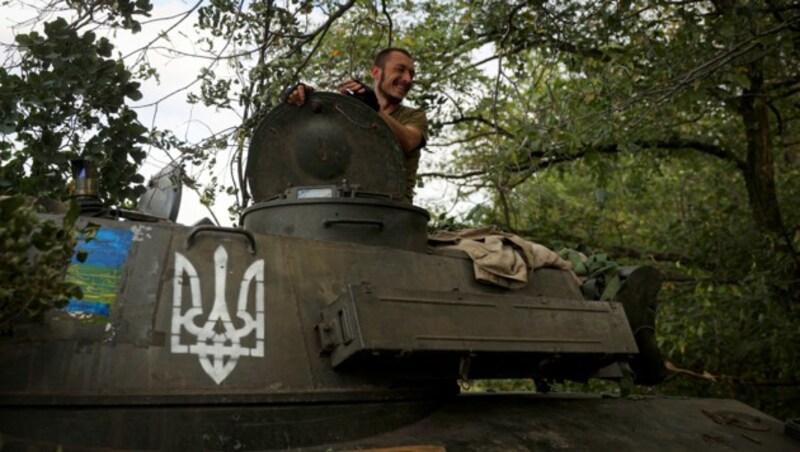 Ein ukrainischer Soldat auf einem Panzer in der Region Charkiw (Bild: APA/AFP/Anatolii Stepanov)