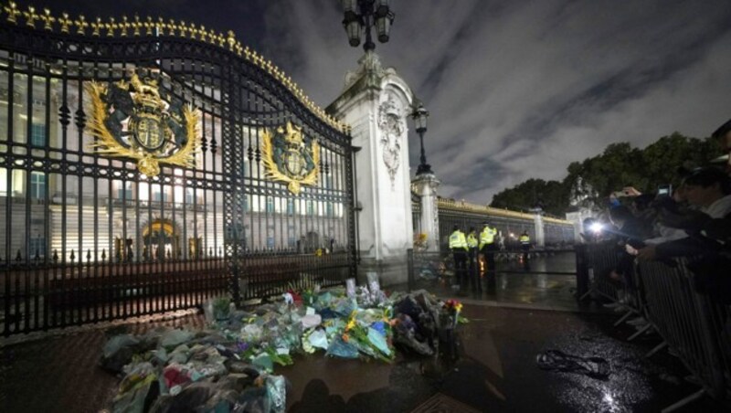 Briten legten vor den Toren des Buckingham-Palasts Blumen ab. (Bild: PA)