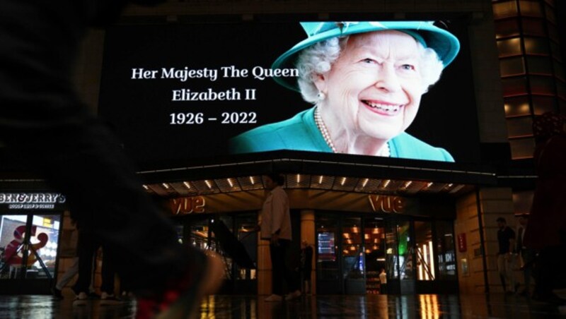 Die Welt nimmt Abschied von Queen Elizabeth - hier am Leicester Square in London. (Bild: PA)