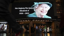 Die Welt nimmt Abschied von Queen Elizabeth - hier am Leicester Square in London. (Bild: PA)