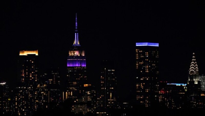 Das Empire State Building wurde zu Ehren der Queen lila beleuchtet und glitzerte silbern. (Bild: Copyright 2022 The Associated Press. All rights reserved.)