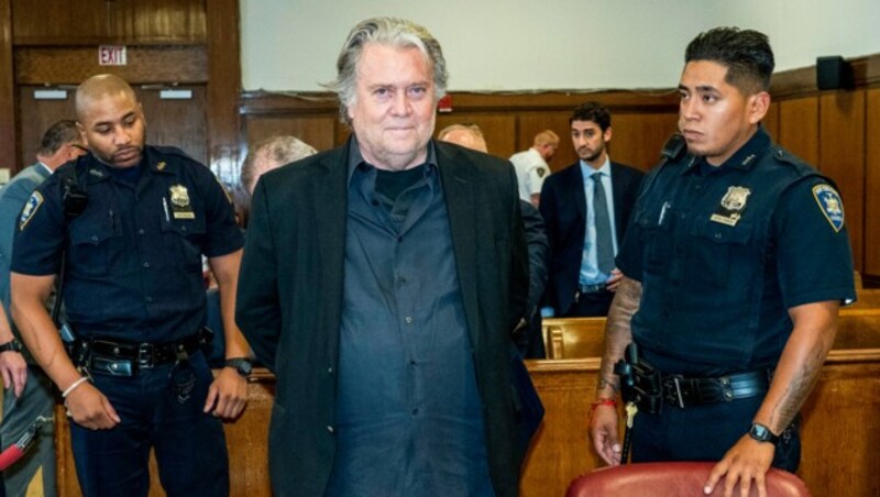 Steve Bannon steht in New York vor Gericht, weil er Leute, die Geld für den Bau einer Grenzmauer spendeten, hereingelegt haben soll. (Bild: AP)