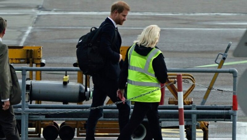 Prinz Harry reiste als erstes Mitglied der Royal Family aus Schottland ab. (Bild: AP)