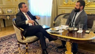 El viceministro de Relaciones Exteriores de Turquía, Faruk Kaymakci (izquierda), durante una entrevista con el editor de 