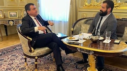 Der türkische Vize-Außenminister Faruk Kaymakci (li.) beim Interview mit „Krone“-Redakteur Clemens Zavarsky (Bild: Türkische Botschaft)