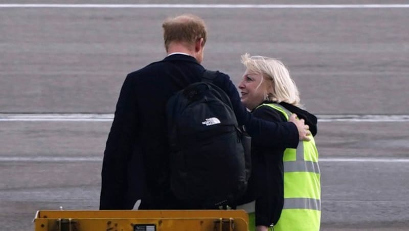 Prinz Harry bedankte sich für die Anteilnahme der Flughafen-Mitarbeiterin. (Bild: AP)