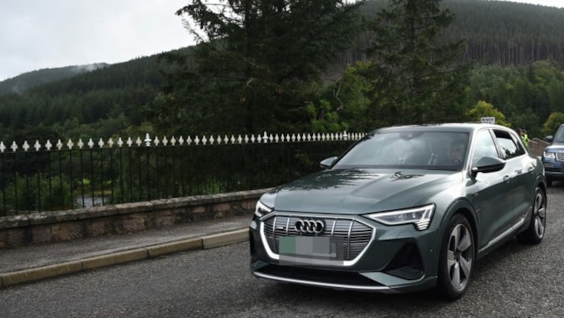 König Charles und Camilla wurden in einer schwarzen Limousine von Schloss Balmoral zum Flughafen von Aberdeen gebracht. (Bild: AFP, Krone KREATIV)