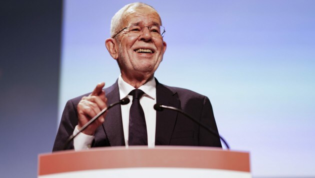 Gut gelaunt startet Alexander Van der Bellen in den Wahlkampf. (Bild: APA/EVA MANHART)