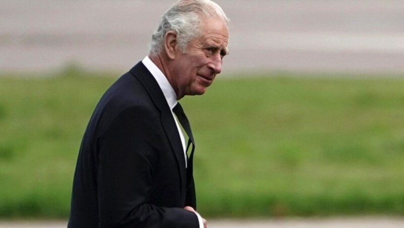 König Charles bei der Ankunft am Flughafen von Aberdeen (Bild: PA)