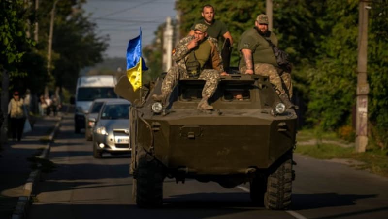 Soldaten der ukrainischen Armee sitzen auf einem gepanzerten Militärfahrzeug. (Bild: The Associated Press)