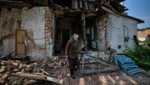 Ein zerstörten Haus im Dorf Lukaschiwka in der Region Tschernihiw (Bild: AFP)