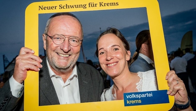Beim Wahlkampfauftakt der ÖVP in Krems war Franz Hölzl mit der neuen VP-Gemeinderätin Bernadette Laister noch in guter Stimmung. Die Plakat-Kampagne seiner Partei missfiel dem ehemaligen Bürgermeister dann aber. (Bild: ÖVP Krems)