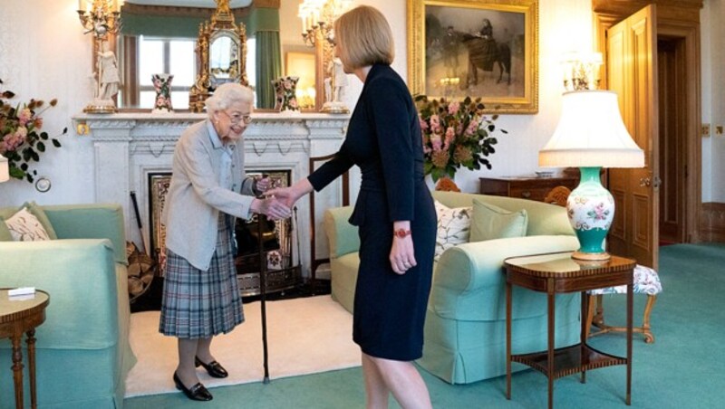 Die britische Königin Elizabeth II. ernannte am Dienstag auf Schloss Balmoral in Schottland Liz Truss zur neuen britischen Premierministerin. (Bild: AFP/Jane Barlow)